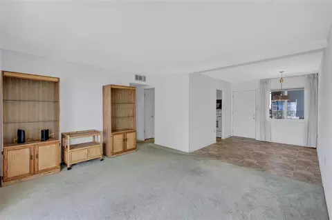 Living - 2217 Sunset Dr #E27, Bradenton, FL 34207 photo 1 of 3