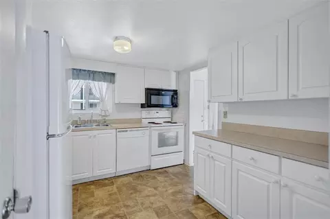 Kitchen - 2217 Sunset Dr #E27, Bradenton, FL 34207 photo 4 of 4