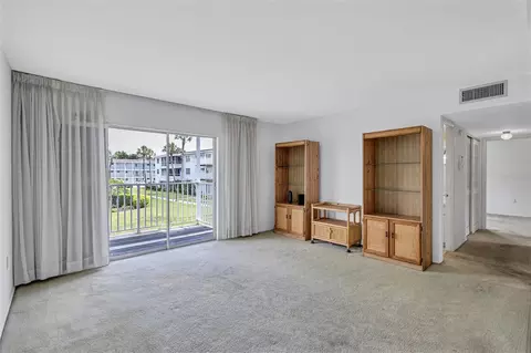 Living - 2217 Sunset Dr #E27, Bradenton, FL 34207 photo 2 of 3