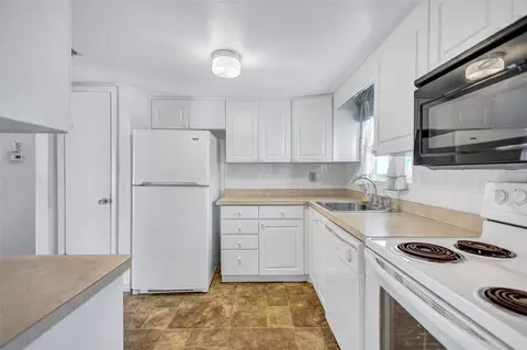 Kitchen - 2217 Sunset Dr #E27, Bradenton, FL 34207 photo 1 of 4