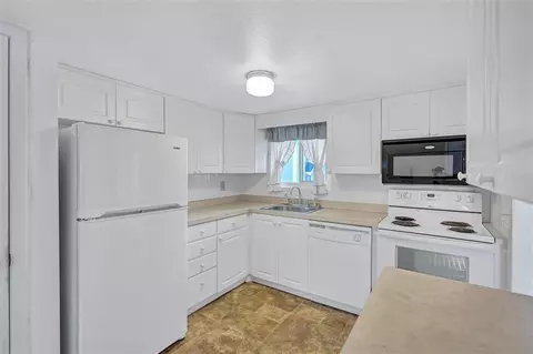 Kitchen - 2217 Sunset Dr #E27, Bradenton, FL 34207 photo 2 of 4