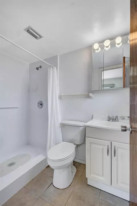 Bath - 2217 Sunset Dr #E27, Bradenton, FL 34207 photo 2 of 2