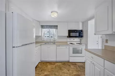Kitchen - 2217 Sunset Dr #E27, Bradenton, FL 34207 photo 3 of 4