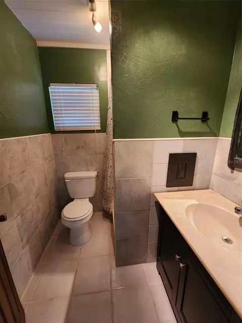 Bath - 1608 Edna Ave, Largo, FL 33770 photo 3 of 5