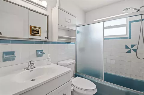Bath - 970 8th Ave NE, Largo, FL 33770 photo 1 of 1