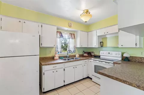 Kitchen - 2059 Waterfall Dr, Spring Hill, FL 34608 photo 2 of 3