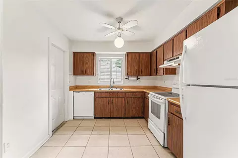 Kitchen - 2022 Lance Ct, Dover, FL 33527 photo 1 of 2