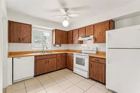 Kitchen - 2022 Lance Ct, Dover, FL 33527 photo 2 of 2