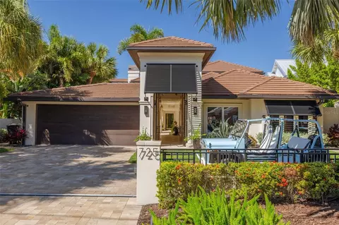 725 Brightwaters Blvd NE, Saint Petersburg, FL 33704