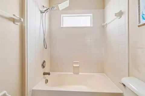 Bath - 8718 Sandy Plains Dr, Riverview, FL 33578 photo 8 of 9
