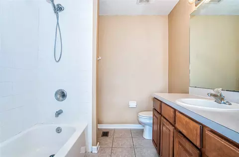 Bath - 4517 Kennewick Pl, Riverview, FL 33578 photo 2 of 2