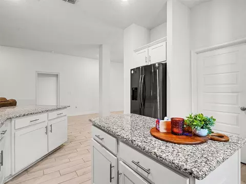 Kitchen - 16137 61st Ln E, Parrish, FL 34219 photo 2 of 3