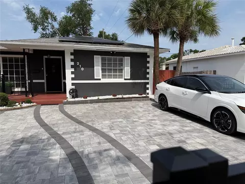 210 49th St N, Saint Petersburg, FL 33710