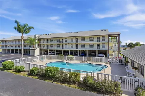 340 Causeway Blvd #107, Dunedin, FL 34698