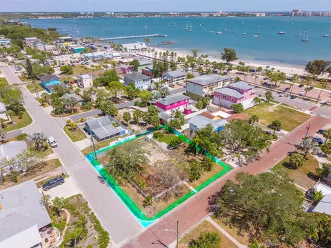 3102 57th St S, Gulfport, FL 33707
