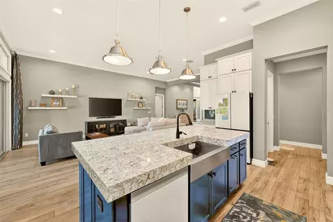 Kitchen - 6951 Crestpoint Dr, Apollo Beach, FL 33572 photo 5 of 8