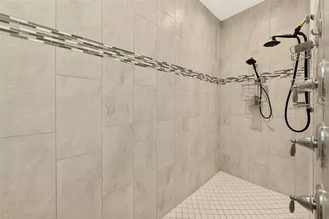 Bath - 6951 Crestpoint Dr, Apollo Beach, FL 33572 photo 2 of 4