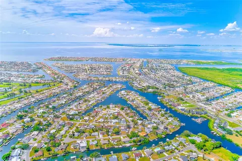 View/Area - 6951 Crestpoint Dr, Apollo Beach, FL 33572 photo 7 of 7