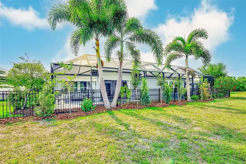 Exterior - 6951 Crestpoint Dr, Apollo Beach, FL 33572 photo 13 of 16