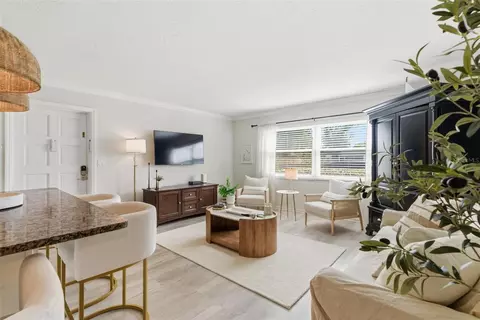 5800 Hollywood Blvd #214, Sarasota, FL 34231