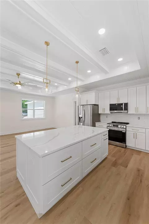 Kitchen - 35425 Nutmeg Dr, Webster, FL 33597 photo 2 of 4