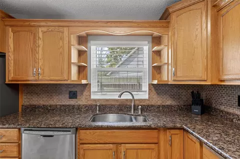 Kitchen - 2078 Shadow Pine Dr, Brandon, FL 33511 photo 4 of 4