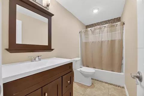 Bath - 2078 Shadow Pine Dr, Brandon, FL 33511 photo 3 of 6