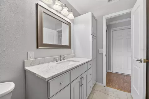Bath - 2078 Shadow Pine Dr, Brandon, FL 33511 photo 2 of 6