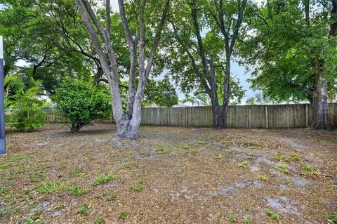 Exterior - 2078 Shadow Pine Dr, Brandon, FL 33511 photo 8 of 12