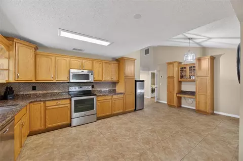 Kitchen - 2078 Shadow Pine Dr, Brandon, FL 33511 photo 2 of 4