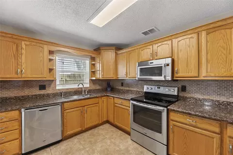 Kitchen - 2078 Shadow Pine Dr, Brandon, FL 33511 photo 3 of 4