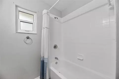 Bath - 2078 Shadow Pine Dr, Brandon, FL 33511 photo 6 of 6