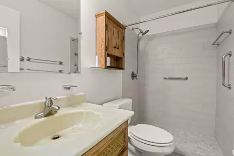 Bath - 11403 Fillmore Ave, Seffner, FL 33584 photo 3 of 4