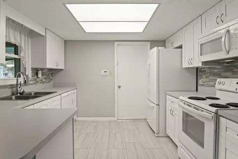 Kitchen - 11403 Fillmore Ave, Seffner, FL 33584 photo 2 of 5