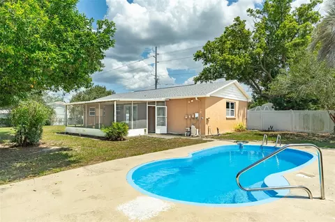 Exterior - 614 E Wheeler Rd, Seffner, FL 33584 photo 5 of 6