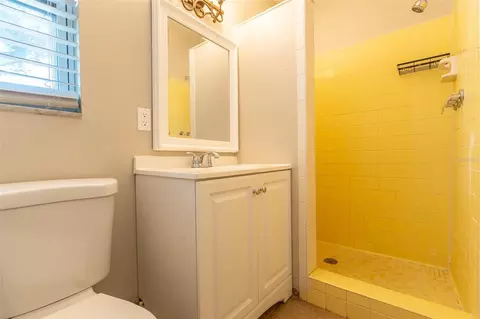 Bath - 614 E Wheeler Rd, Seffner, FL 33584 photo 1 of 1