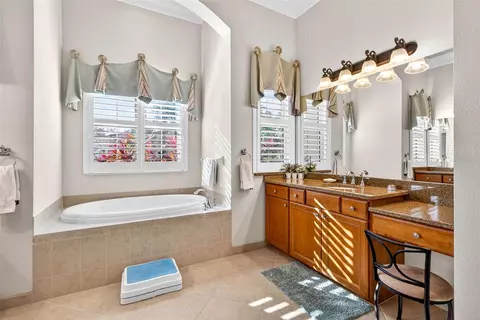 Bath - 5073 Ruby Flats Dr, Wimauma, FL 33598 photo 4 of 6