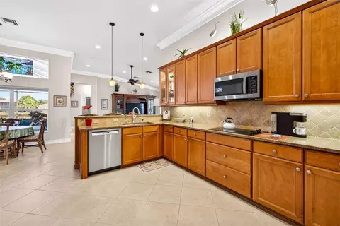 Kitchen - 5073 Ruby Flats Dr, Wimauma, FL 33598 photo 4 of 5