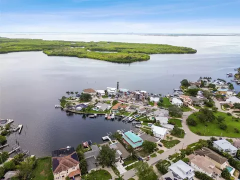 1907 Arrowhead Dr NE, Saint Petersburg, FL 33703
