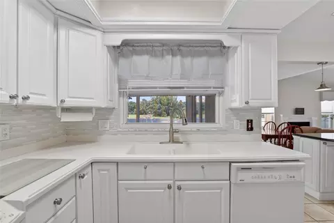 Kitchen - 328 Vail Dr, Winter Haven, FL 33884 photo 3 of 4