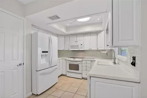 Kitchen - 328 Vail Dr, Winter Haven, FL 33884 photo 4 of 4