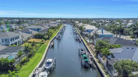 View/Area - 1016 Signet Dr, Apollo Beach, FL 33572 photo 3 of 16