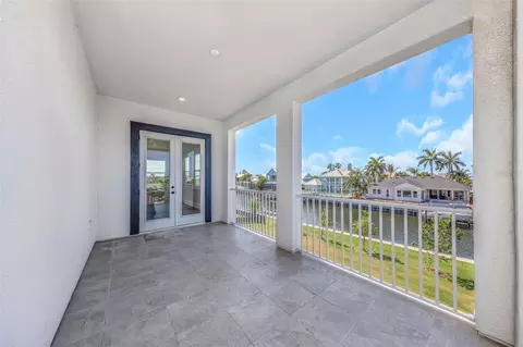 Exterior - 1016 Signet Dr, Apollo Beach, FL 33572 photo 4 of 14