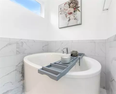 Bath - 1016 Signet Dr, Apollo Beach, FL 33572 photo 3 of 11