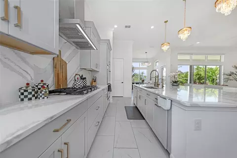 Kitchen - 1016 Signet Dr, Apollo Beach, FL 33572 photo 8 of 11