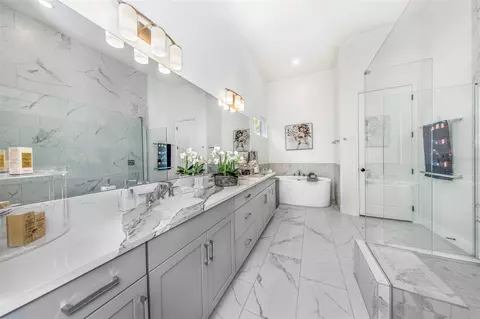 Bath - 1016 Signet Dr, Apollo Beach, FL 33572 photo 1 of 11