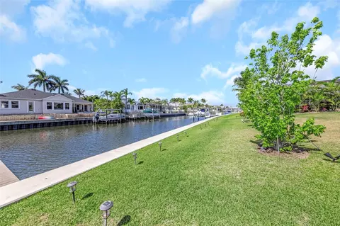 Exterior - 1016 Signet Dr, Apollo Beach, FL 33572 photo 8 of 14