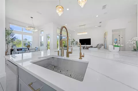 Kitchen - 1016 Signet Dr, Apollo Beach, FL 33572 photo 6 of 11