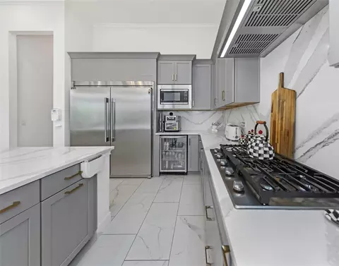 Kitchen - 1016 Signet Dr, Apollo Beach, FL 33572 photo 7 of 11