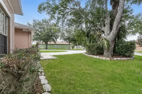 Exterior - 814 Coade Stone Dr, Seffner, FL 33584 photo 3 of 8